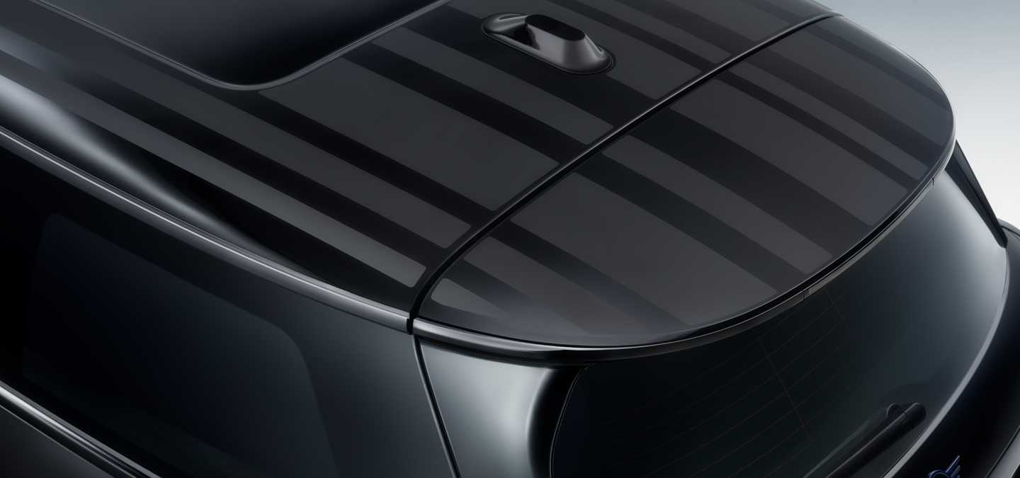 Nærbilde tatt ovenfra av MINI Paul Smith Edition med svart kontrasttak og unike striper