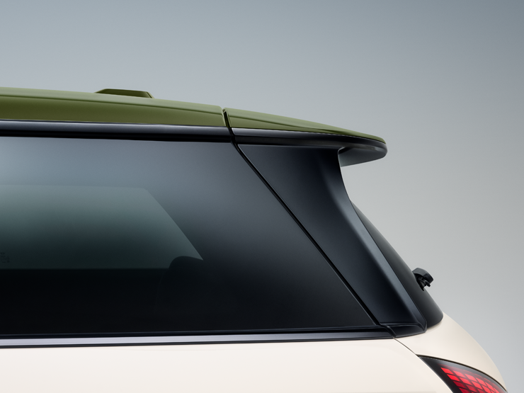 Nærbilde av MINI Paul Smith med kontrasttak i Nottingham Green sett fra siden