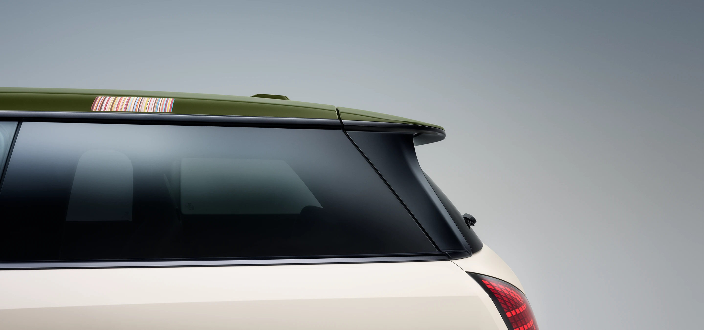 Nærbilde av MINI Paul Smith med kontrasttak i Nottingham Green sett fra siden