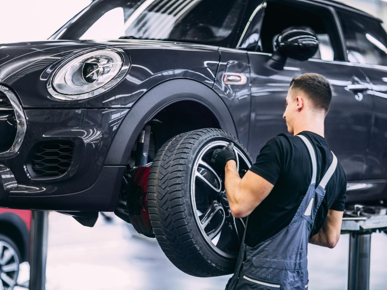 Felger og dekk til MINI – dekkskifteservice