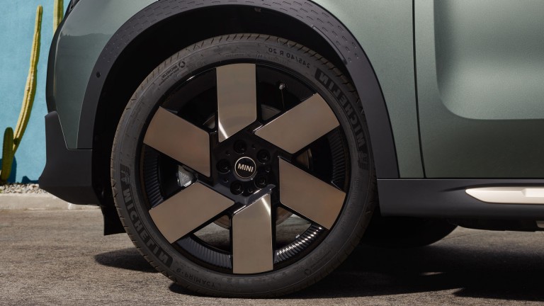 MINI – Tyrelabel – Felger til helelektriske MINI Countryman