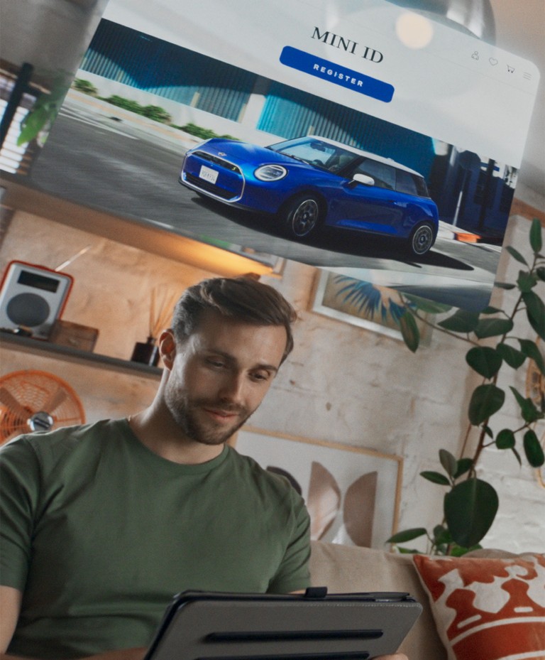 Elektrisk MINI Cooper sett bakfra og smilende kvinne
