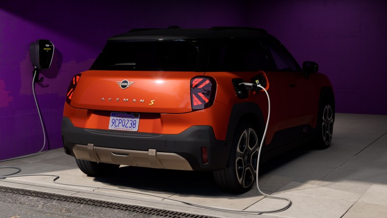 Helelektriske MINI Aceman – mosaikk – lading og rekkevidde